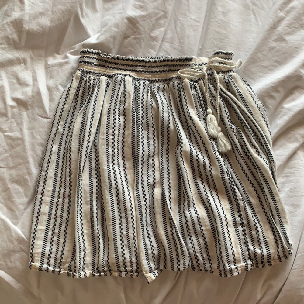 Black design with light yellow skirt